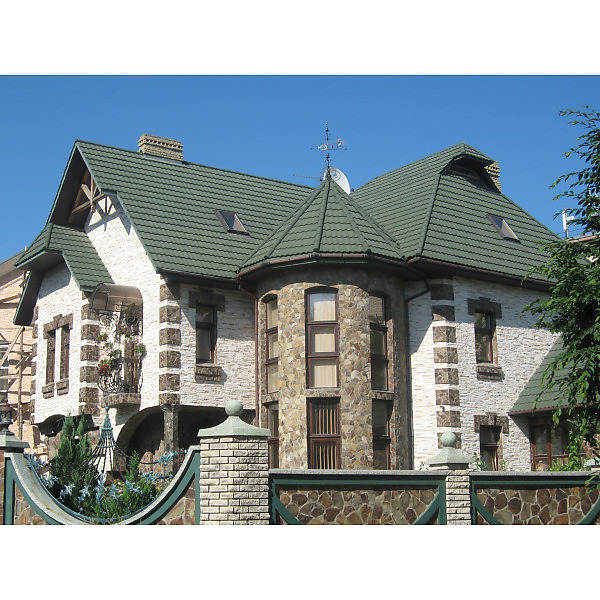 Вид кровли с черепицей Metrotile Classic Greenstone Композитная черепица Metrotile Classic Greenstone на кровле современного дома